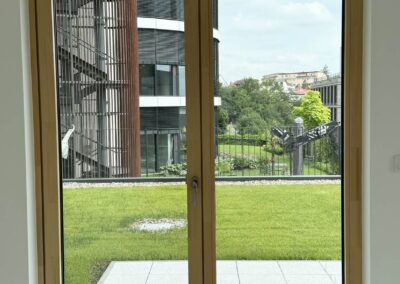 Realizace dřevohliníkových oken v provedení Aluwood Waveless Remízek Radlice Praha