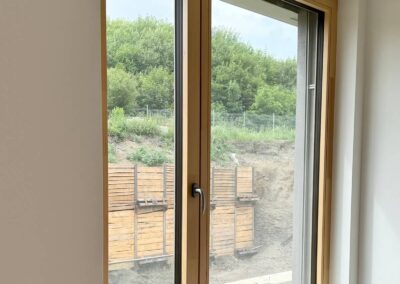 Realizace dřevohliníkových oken v provedení Aluwood Waveless Remízek Radlice Praha