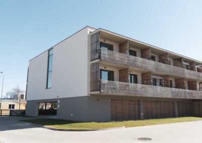 Plastová okna v bytovém domě v Plzni