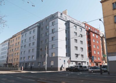 Plastová okna v bytovém domě, Praha 3