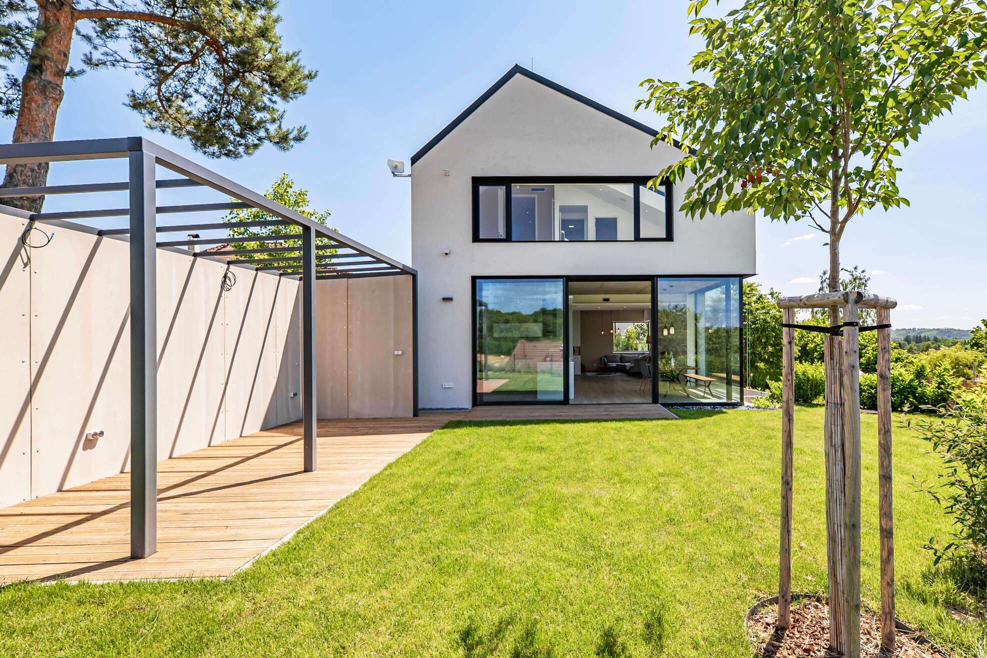 Hliníkové prosklené sestavy a obloukový segment – Praha 13, Ovčí hájek2 Hliníková okna v rezidenčním projektu Vilapark Klamovka