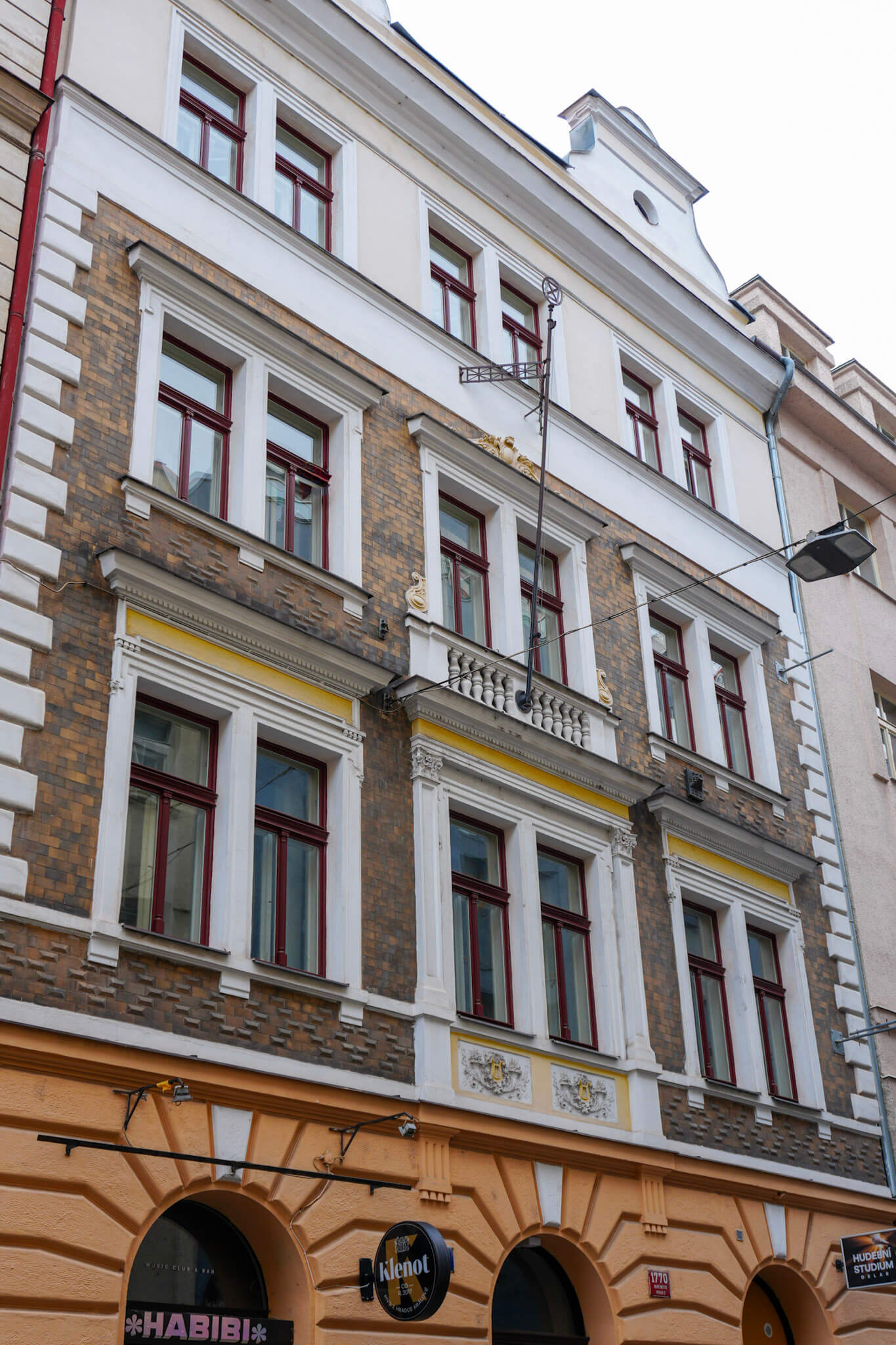 Špaletová okna v památkové zóně – Praha 2, V Tůních1 Hliníková okna v rezidenčním projektu Vilapark Klamovka